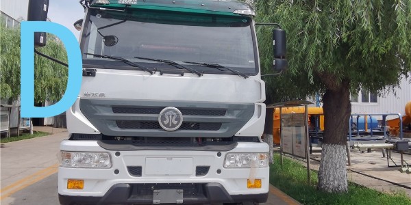 雨天路滑，泵車小心施工